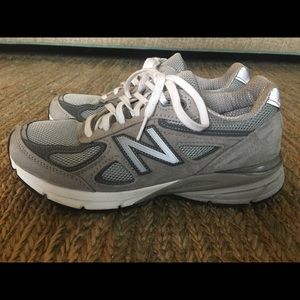 New Balance Women classic 990v5 sneakers. Size 7.5
